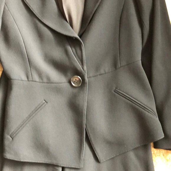 Designer Armani Collezioni two-piece Classic Suit. - Picture 4 of 8